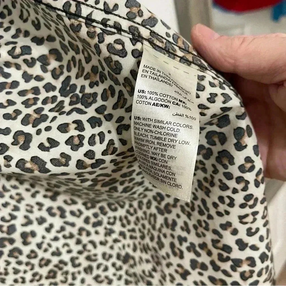 CHICO'S No-Iron Cotton Leopard Caroline Button Down Shirt Size 2 - Picture 11 of 11